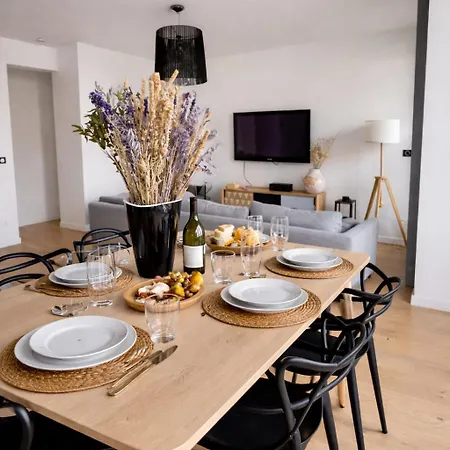 Bright 2br Apartment, 2 Baths, 2 Balconies, Metro 5min, Paris 아파트 르발루아페레