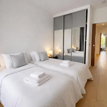 Bright 2br Apartment, 2 Baths, 2 Balconies, Metro 5min, Paris 아파트 르발루아페레