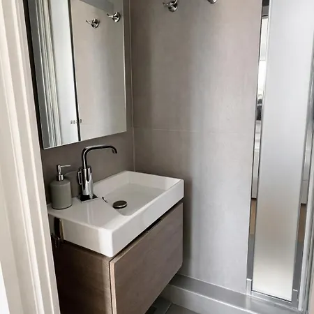 Bright 2br Apartment, 2 Baths, 2 Balconies, Metro 5min, Paris * 르발루아페레
